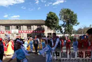 何維克先生與當(dāng)?shù)貛熒黄饏⒓踊踊顒? height=
