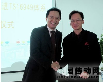 TUV 南德意志集團大中華區(qū)的市場部總監(jiān)呂岳憲先生（左）與首鋼遷安鋼鐵有限責任公司總經(jīng)理助理李明先生（右）在簽約儀式現(xiàn)場