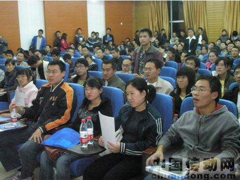 哈工大宣講現場，學生正在提問，反響強烈