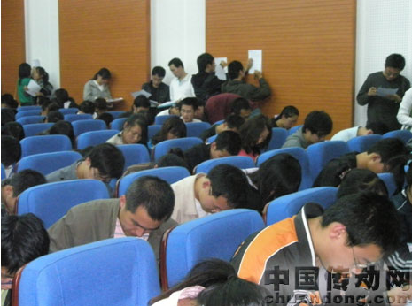 學生們認真地填寫宣講調查表
