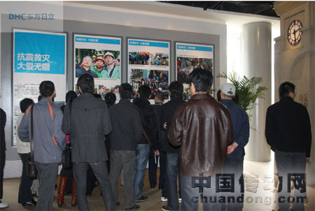   參觀東電抗震救災圖片展