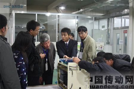 市場經理陳功解答客戶疑問
