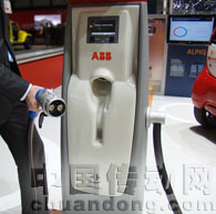 ABB“直流快速充電站”可以為高至100千瓦的電動車快速充電,不到10分鐘的充電時間，即可保證車輛續航100公里以上。該設備預計在不久以后上市。