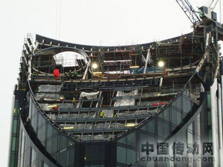 整個大廈高約148米，其頂部將安裝三座風(fēng)力渦輪發(fā)電機(jī)，屆時將可以為整幢建筑提供約8%的能源。