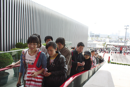 乘坐自動扶梯，游客興高采烈地進入中國國家館