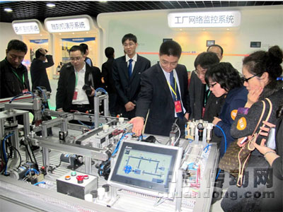 媒體參觀中達電通展廳內的自動化動態展品