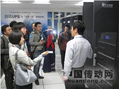 媒體參觀中達電通展廳內的高壓直流供電產品