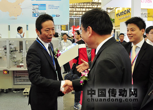 歐姆龍大場總裁與工業和信息化部部長苗圩親切握手