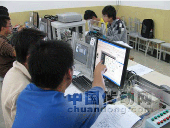 圖一：同組隊員在討論調試程序