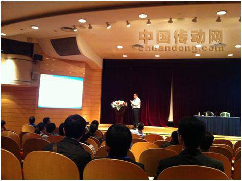 泛華總經理高向東先生正在做題為《軍用測試系統的挑戰與應對之道》的演講