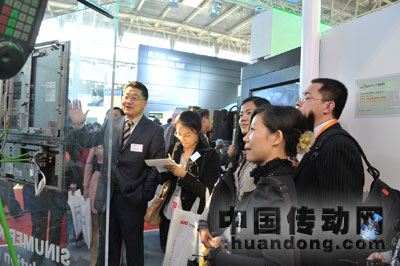 西門子（中國）有限公司驅動技術集團運動控制部副總經理、機床數控業務總經理許政順在CIMT西門子展臺向記者介紹西門子數控產品   