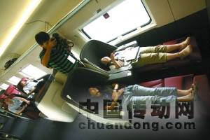昨日，媒體記者們踏上京滬高鐵體驗之旅，商務座車廂坐椅可以“變形”，乘客可以躺著。