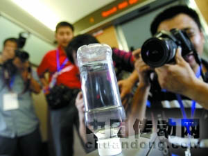 列車時速達到300公里以上，倒立的礦泉水瓶不倒。