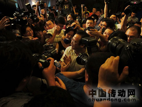 發布會結束后，鐵道部新聞發言人被記者包圍