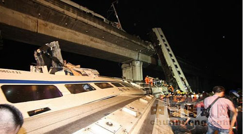 D301次動車組列車運行至甬溫線上海鐵路局管內永嘉～溫州南間，與前行的杭州開往福州南D3115次動車組列車發生追尾事故。