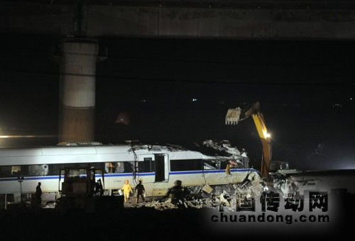 7月25日,挖掘機(jī)正在對(duì)事故列車(chē)車(chē)廂進(jìn)行拆解