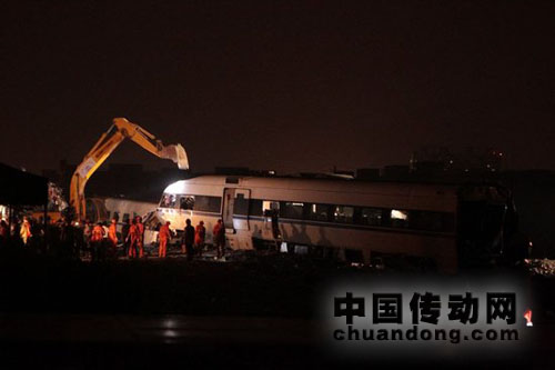 7月25日,挖掘機(jī)正在對(duì)事故列車(chē)車(chē)廂進(jìn)行拆解