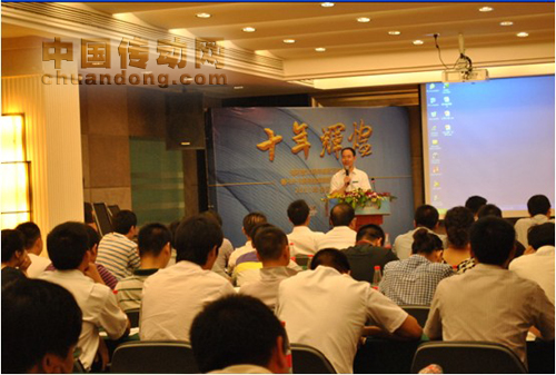 銷售部總經(jīng)理胡向陽(yáng)開(kāi)場(chǎng)致辭
