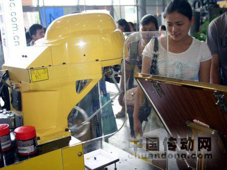 高科技機器人成為展場內最搶眼的明星 