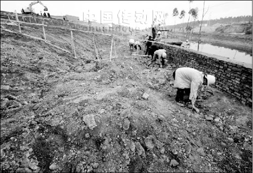 云南興隆村，遭受鉻渣污染，無(wú)辜者深受鉻污染之苦，被大家戲稱為“癌癥村”的興隆村進(jìn)入公眾視線