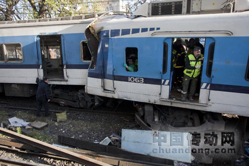 一輛92路公交車急于穿過欄桿正在放下的道口，結果和一列城鐵列車發生碰撞。城鐵列車脫軌后又和一列逆向行駛的城鐵列車發生側撞