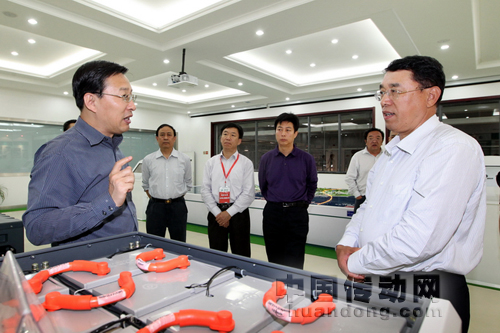 山東電力集團總經理李同智在展廳向史玉波副主席介紹電動公交車動力電池的性能特點