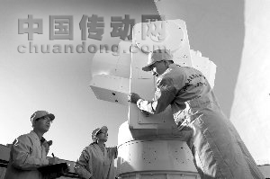 酒泉衛星發射中心指揮控制站技術人員正在維護光測設備