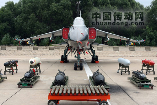 進行靜態展示的國產殲轟-7A飛豹戰斗轟炸機