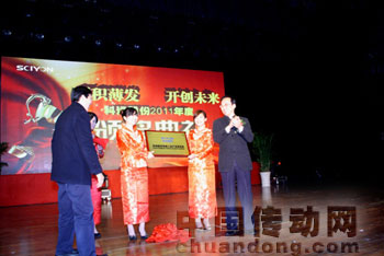 江蘇省經信委副主任龔懷進（右一），南京大學商學院常務副院長、
