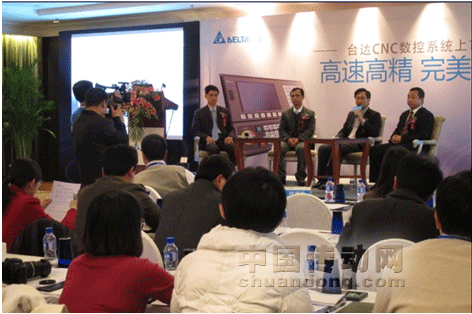 臺達集團機電事業部總經理張訓海先生（左三），臺達集團運動系統產品處處長蔡清雄博士（左二），臺達集團CNC產品部經理蘇祥瑞先生（左一）， 中達電通伺服&數控產品開發處經理李文建先生（左四），現場答媒體問。
