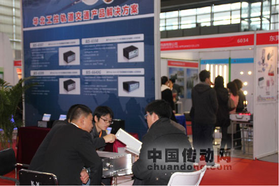 現場與客戶溝通，了解客戶需求