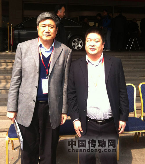 深川電氣董事長葉益強（右一）與西安理工大教授、全國電力電子學會理事鐘彥儒合影
