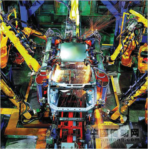 多臺(tái)FANUC機(jī)器人對(duì)車體進(jìn)行焊接操作