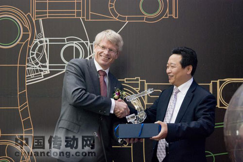 ABB機器人部全球負責人倪思德先生與營口金辰機械股份有限公司董事長李義升出席ABB機器人全球銷量20萬臺的慶祝儀式 <br>
