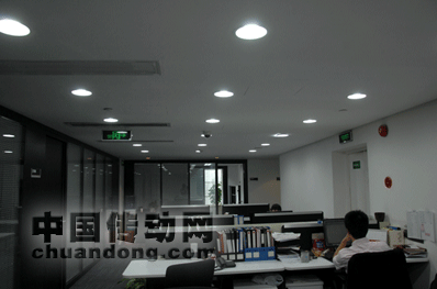  圖1：未更換LED燈具的辦公室， 亮度不夠，影響視力與工作效率。