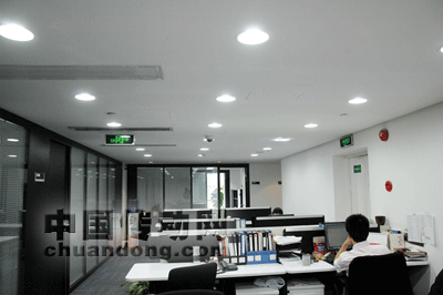 圖2：更換LED燈具后的辦公室， 亮度提高，保護視力并提升了工作效率。