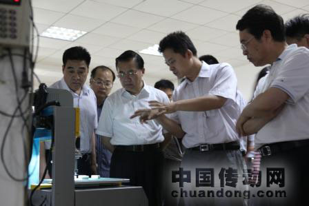 李新總經理為朱克江市長演示機器視覺