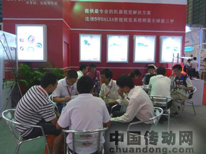 銷售人員與客戶詳細討論，幫助客戶解決實際問題